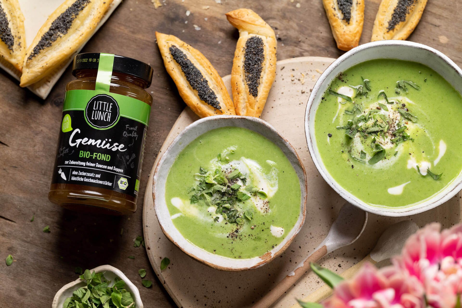 Rezept: Cremige Brokkoli-Spinatsuppe mit knusprigen Hasenohren