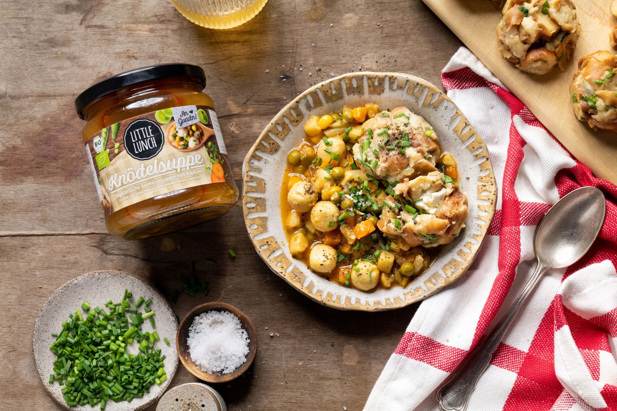 Rezept: Knödelsuppe mit gefüllten Brezen-Knödeln