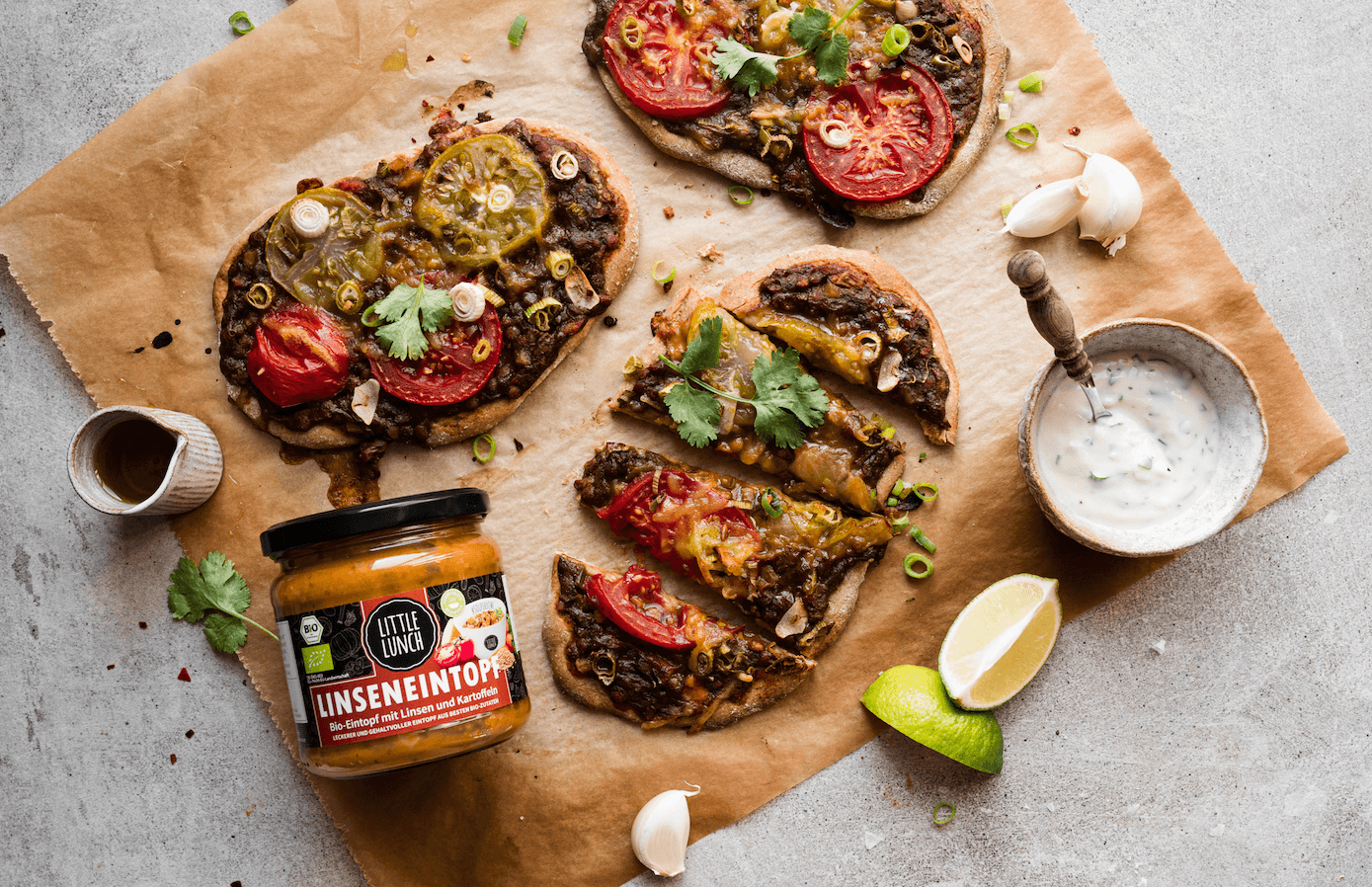 Grill Rezept: Naan Pizzen mit Koriander-Joghurt