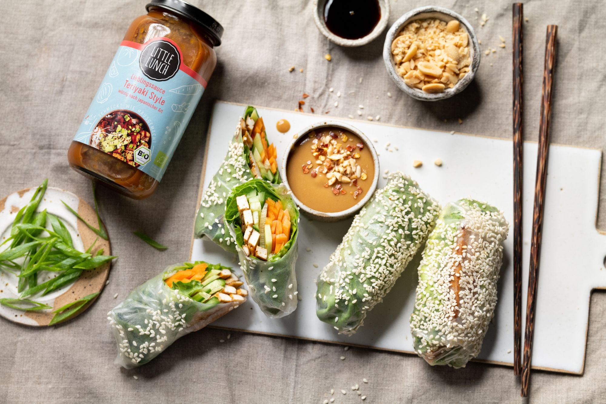 Rezept: Vegane Teriyaki-Sommerrollen mit Erdnussdip