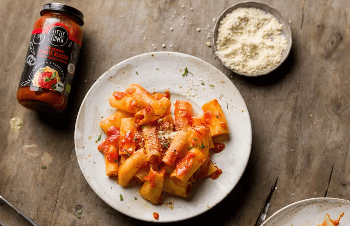 Rezept: Rigatoni mit Tomatensauce & veganem Parmesan